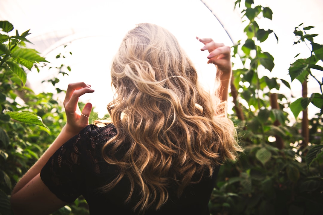 Frau mit langem, gesundem Haar – Symbolbild für professionelle Haarpflege bei Femina Glow Hair Paradise